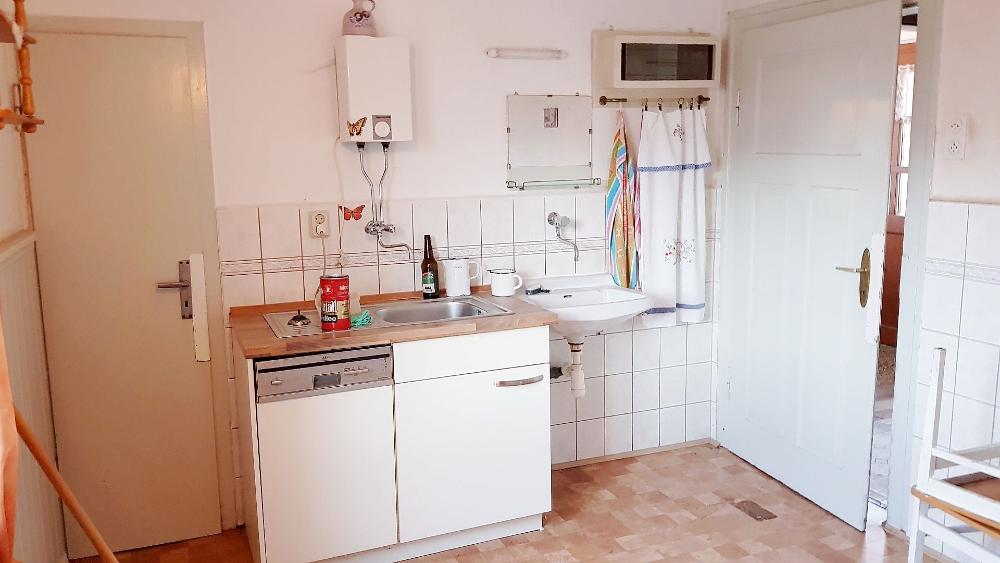 Küche mit Vorratsraum