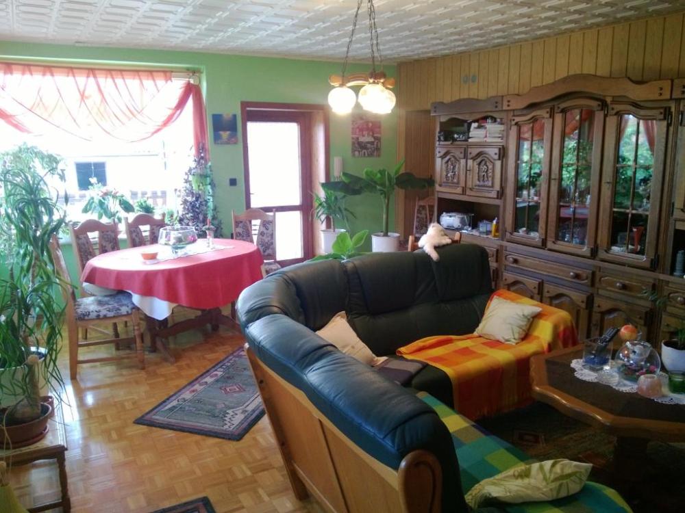 Wohnzimmer mit Essecke