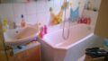 OG: Badezimmer mit Wanne und Dusche