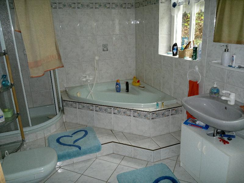 Badezimmer mit Eckbadewanne und Dusche