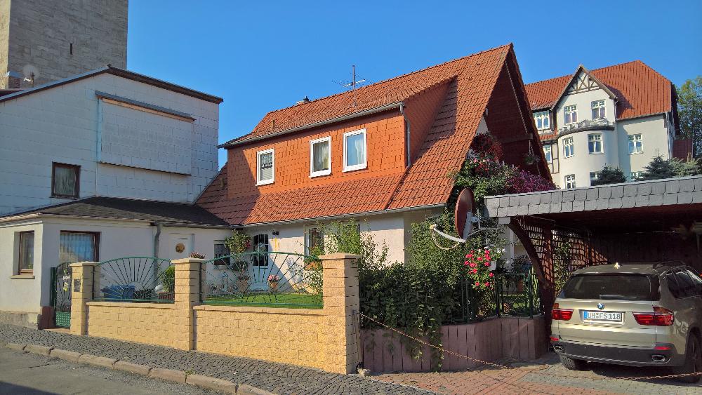 Hausansicht mit Carport