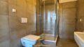 Badezimmer mit neuer Duschabtrennung