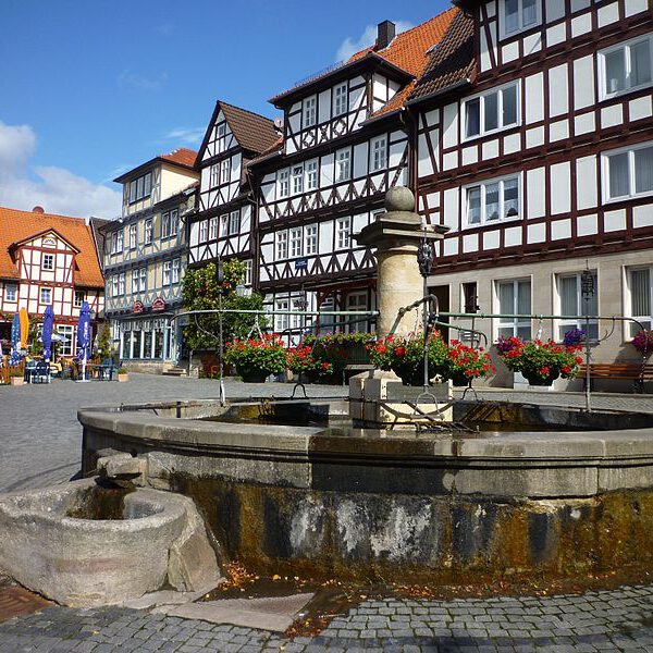 800px-Bad_Sooden-Allendorf_-_Brunnen_mit_Fachwerkhäusern